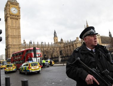 Λονδίνο: Τρία άτομα κατηγορούνται για σχεδίαση τρομοκρατικών ενεργειών σε Βρετανικό έδαφος